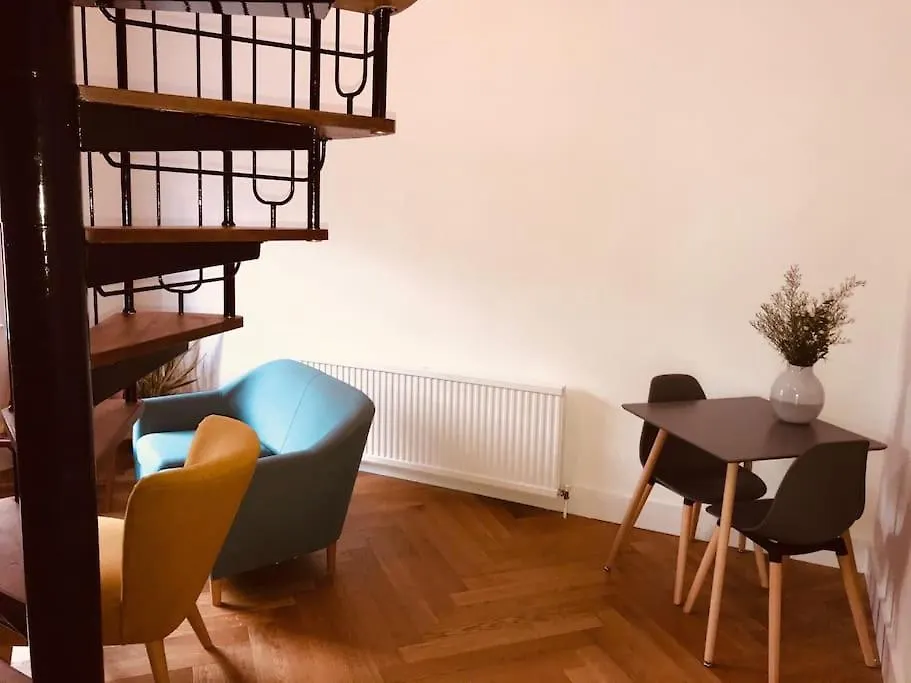 Stylish New Listing! Free Parking, Trendy Location Apartment London