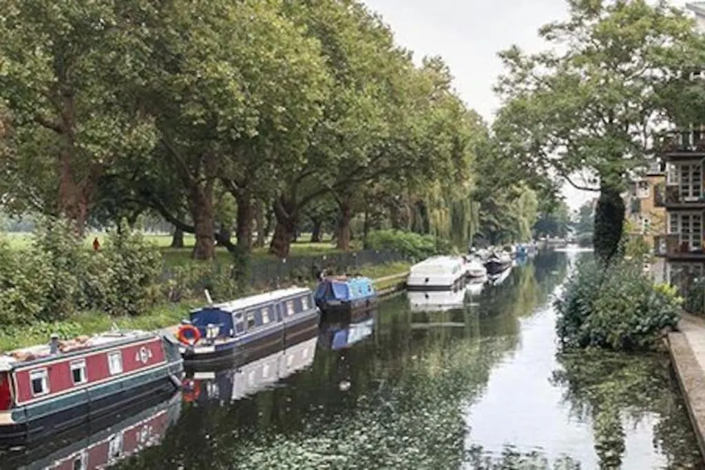 Stylish New Listing! Free Parking, Trendy Location Apartment London