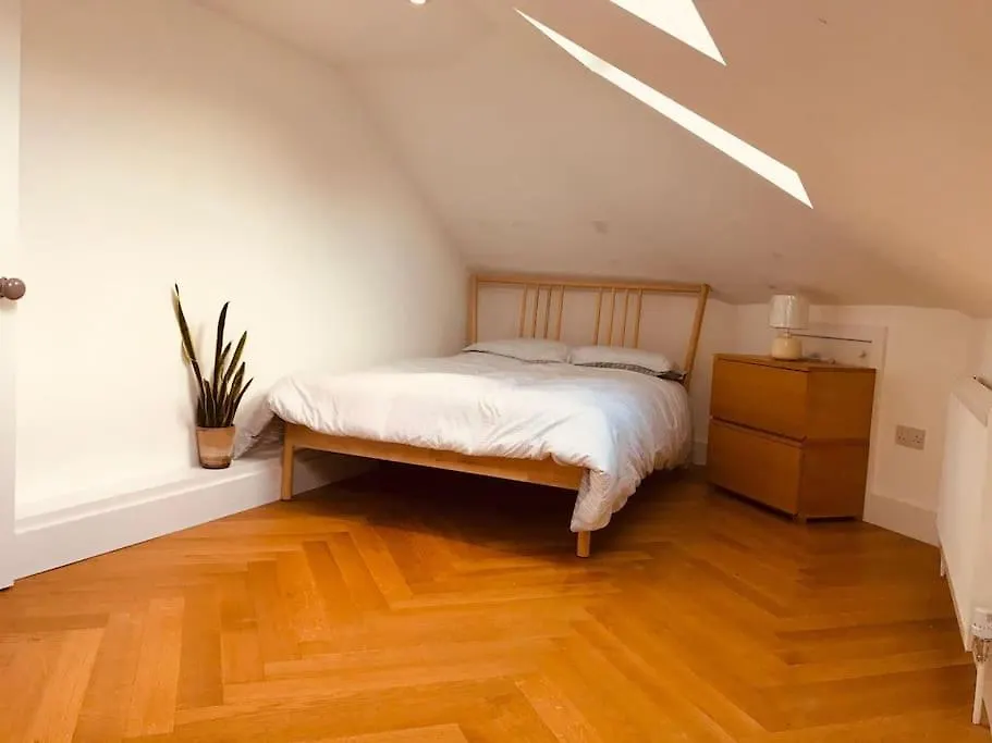 Stylish New Listing! Free Parking, Trendy Location Apartment London